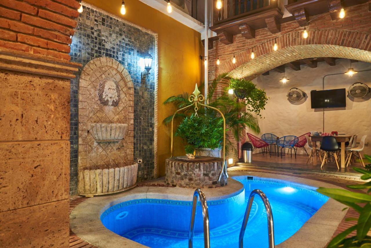 The Icon Capsule Hostal *